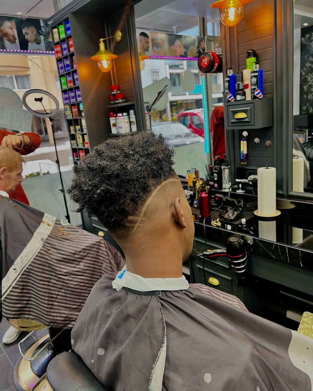 Bild von Lockigen Haarschnitt mit Highlight