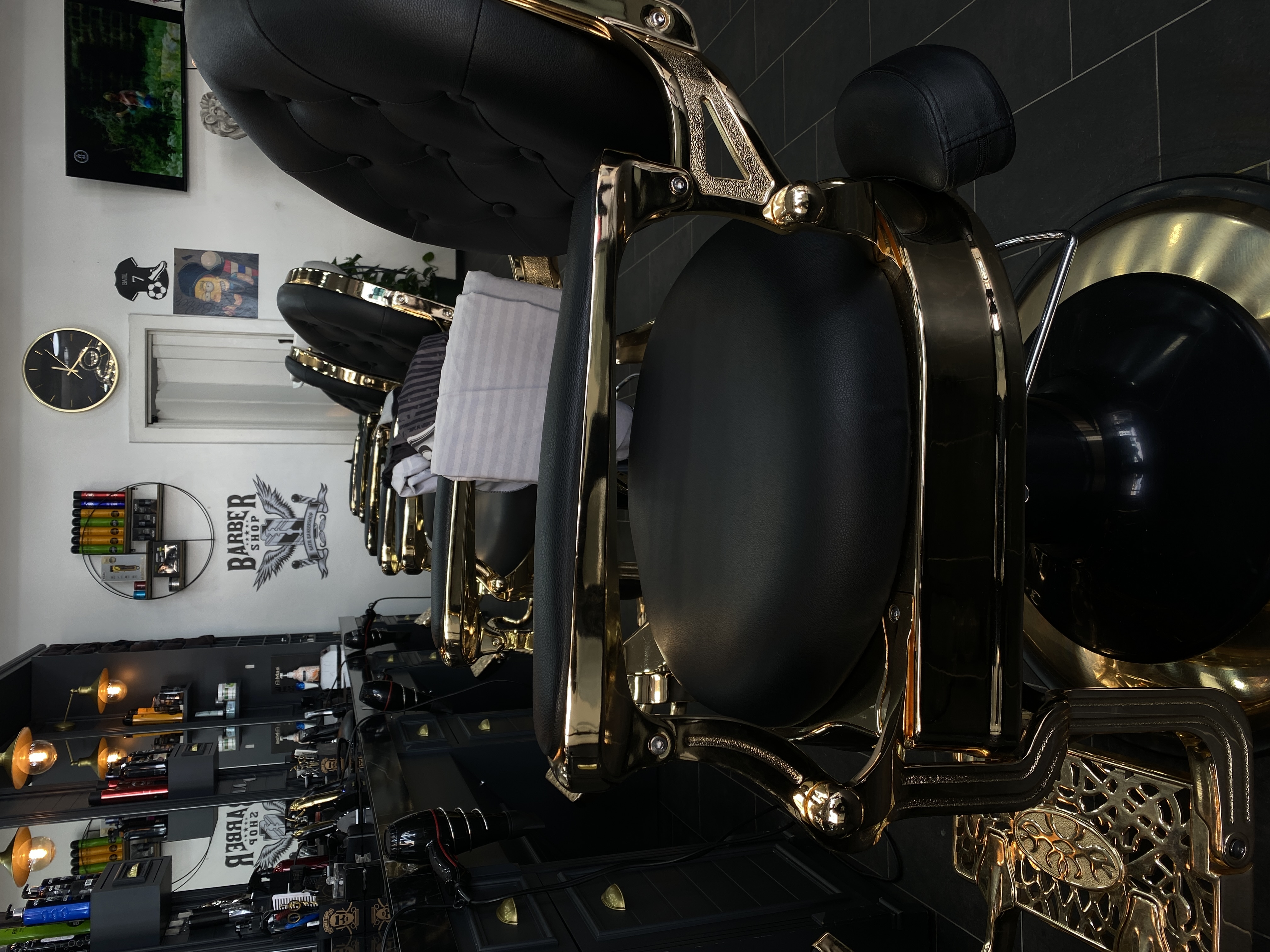 Bild vom Laden am Abend mit schöner Belichtung